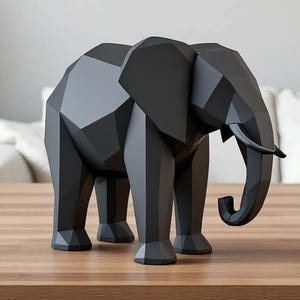 Op de afbeelding: Een geometrisch, zwart olifantenbeeld met een slurf en slagtanden staat op een houten tafel. De sculptuur heeft een modern, hoekig ontwerp en is een decoratief woonaccessoire. De olifant is het middelpunt van de afbeelding.