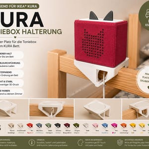 Op de afbeelding: Een witte 3D-geprinte houder voor een Toniebox audiospeler, ontworpen om aan een Kura bedframe te bevestigen. De houder heeft een plat bovenoppervlak voor het apparaat en een kabelgeleider. Een rode Toniebox met kattenoren staat op de houder.