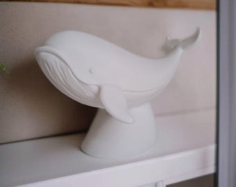 Minimalistische Wal Figur „Whale on Stand“ – Skulptur, 3D gedruckte Tier-Dekor, nordische Regal-Kunst, Wal Figur Geschenk