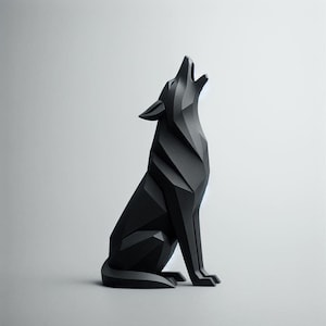 Könnte beinhalten: Eine schwarze, geometrische Skulptur eines heulenden Wolfes. Das Kunstwerk weist scharfe Winkel und ein modernes Design auf. Der Wolf ist in sitzender Position dargestellt, mit erhobenem Kopf und offenem Maul, als würde er heulen. Die Skulptur ist ein dekorativer Gegenstand.