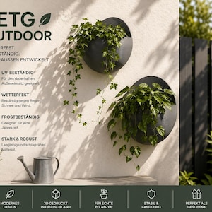Op de afbeelding: Twee donkergrijze, ronde wandplantenbakken van PETG-materiaal, elk met een groene hangplant. De afbeelding bevat de tekst: PETG OUTDOOR, WETTERFEST, UV-BESTÄNDIG, FÜR DRAUSSEN ENTWICKELT, UV-BESTÄNDIG, WETTERFEST, FROSTBESTÄNDIG, STARK & ROBUST, MODERNES DESIGN, 3D GEDRUCKT IN DEUTSCHLAND, FÜR ECHTE PFLANZEN, STABIL & LANGLEBIG, PERFEKT ALS GESCHENK.