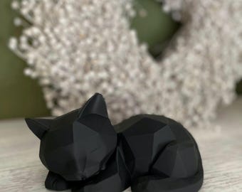 Modern sovande kattfigur – Lågpoly-katt i geometrisk design | Minimalistisk kattskulptur och presentidé nummer 2