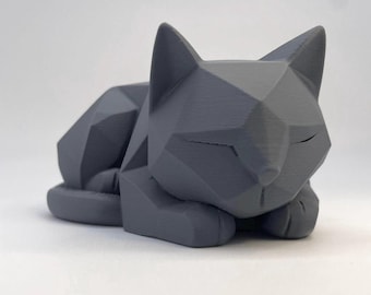 Modern sovande kattfigur – Lågpolykatt i geometrisk design | Minimalistisk kattskulptur och presentidé