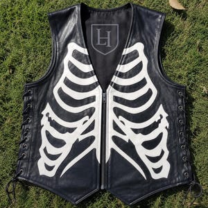 Chaleco de cuero hecho a mano con diseño de caja torácica / Chaleco gótico de motociclista para hombre / Atuendo de moda alternativa / Ropa urbana punk rock