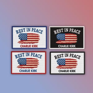 Peut inclure: Quatre écussons rectangulaires avec le texte "REST IN PEACE" au-dessus d'un drapeau américain stylisé et le nom "CHARLIE KIRK" en dessous. Les écussons ont des bordures de différentes couleurs : bleu, noir, rouge et noir.