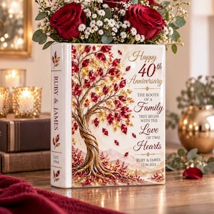 Può includere: Una targa decorativa rettangolare con un albero dalle foglie rosse e dorate. Il testo recita: Happy 40th Anniversary, The roots of a family tree begin with the love of two hearts, Ruby & James, 12.08.2024. Il dorso laterale riporta Ruby & James, Est. 1984.