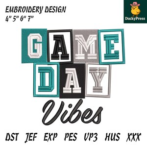 Puede incluir: Un diseño de bordado con las palabras "GAME DAY VIBES" en un estilo de letras de bloque. Las letras son en verde azulado, negro, blanco y gris, con una fuente de escritura negra para "Vibes". El diseño está disponible en tamaños de 10.16cm, 12.7cm, 15.24cm y 17.78cm.