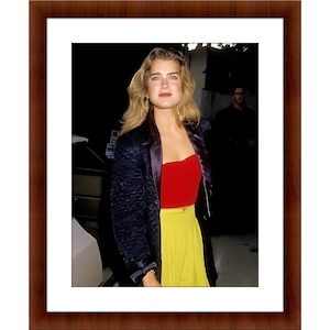 Brooke Shields 8.5 x 11 Candid Color Photograph Collectable Art Print