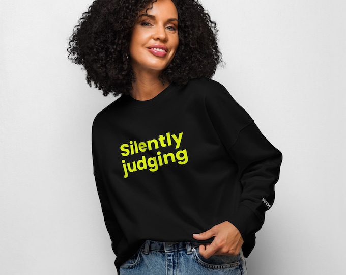 Silently Judging – Schwarzes Bio-Sweatshirt mit Neon Statement Print
