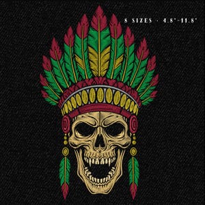 Könnte beinhalten: Gestickter Totenkopf mit einer indianischen Kopfbedeckung mit roten, grünen und gelben Federn. Der Totenkopf ist goldfarben mit einem detaillierten Design. Der Text "8 GRÖSSEN - 12,2 cm - 30 cm" steht über dem Totenkopf.