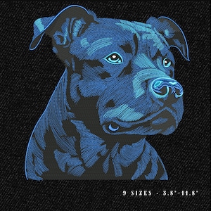 Könnte beinhalten: Blau-schwarze Grafik eines Hundegesichts mit komplizierten Linien. Der Text "9 GRÖSSEN 9,6 cm - 30 cm" ist unten enthalten, der die verfügbaren Größen angibt. Die Merkmale des Hundes sind mit einer leuchtend blauen Kontur hervorgehoben.