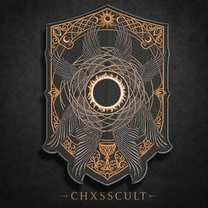 Pode incluir: Um emblema bordado retangular sobre uma base de tecido cinza-escuro com detalhes em fio cor de cobre. O design exibe um anel flamejante central rodeado por asas simétricas, um cálice e filigranas complexas. O texto CHXSSCULT está abaixo.