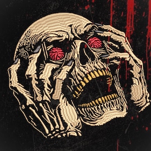 Puede incluir: Diseño de calavera bordada con ojos rojos y boca muy abierta, manos en la cabeza. La calavera es beige con dientes amarillos y un fondo negro con salpicaduras de sangre roja.