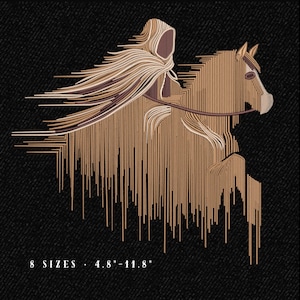 Könnte beinhalten: Gesticktes Design auf schwarzem Stoff, das eine Kapuzenfigur auf einem Pferd zeigt. Die Kunst verwendet vertikale Linien in Braun-, Beige- und Lilatönen. Der Text unten lautet "8 GRÖSSEN 4.8"-11.8" (ca. 12,2 cm-30 cm).