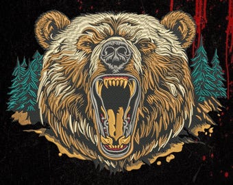 Puede incluir: Un diseño bordado que muestra la cabeza de un oso grizzly gruñendo con pelaje detallado en tonos bronceado y marrón, dientes al descubierto y la boca abierta. El oso está flanqueado por pinos estilizados en color verde azulado sobre fondo negro.