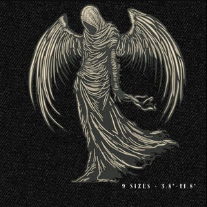 Op de afbeelding: Geborduurde patch met een spookachtige figuur met grote gevederde vleugels en vloeiende gewaden. Het ontwerp is in grijstinten en wit, met de tekst "9 SIZES 9,6 cm-30 cm" onderaan. De patch staat op een zwarte achtergrond.