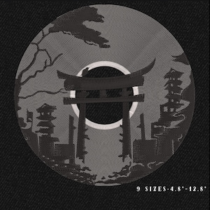 Pode incluir: Patch bordado com um design de paisagem japonesa em tons de cinza. O design inclui um portão torii, pagodes e árvores, em um fundo circular. O texto na parte inferior diz "9 TAMANHOS 12.2cm-32.5cm"