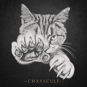 Op de afbeelding: Een witte lijntekening van een cyperse kat op een zwarte achtergrond. De kat reikt naar voren met één uitgestrekte poot, waarop scherpe nagels zichtbaar zijn. De tekst CHXSSCULT staat in een gouden lettertype onderaan in het midden.