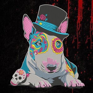 Op de afbeelding: Een borduurwerk van een Bull Terriër die een zwarte hoge hoed draagt met een blauwe band en roze bloemaccenten. De hond heeft kleurrijke gezichtsbeschildering in suikerschedelstijl in blauw, geel en roze, met een klein schedelpictogram bij de poot.