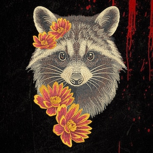Pode incluir: Uma ilustração gráfica detalhada de uma cabeça de guaxinim centralizada num fundo preto. O guaxinim apresenta pelo cinzento e branco, olhos escuros e bigodes longos. Três flores vibrantes cor de laranja e amarelas adornam as orelhas e o queixo.