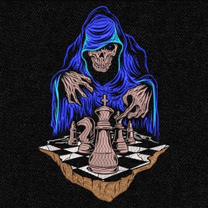 Può includere: Design ricamato di una figura scheletrica con un mantello blu con cappuccio che gioca a scacchi. I pezzi degli scacchi sono dettagliati, su una scacchiera. L'opera d'arte è su uno sfondo nero strutturato.