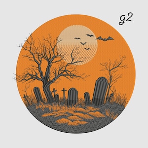 Può includere: Ricamo a tema Halloween con una scena di cimitero con lapidi, alberi spogli e pipistrelli che volano davanti a una luna piena. Il disegno è su sfondo arancione. Il testo "g2" è in alto a destra.