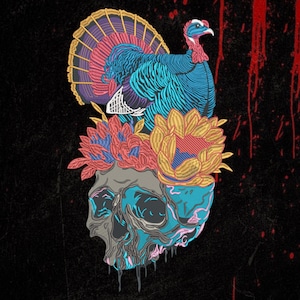 Puede incluir: Un diseño bordado que muestra un pavo azul y morado posado sobre un cráneo gris adornado con grandes flores amarillas y rosas. La obra se sitúa sobre un fondo negro con gotas de pintura roja que caen por el lado derecho.
