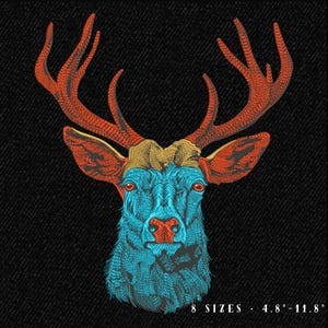 Puede incluir: Cabeza de ciervo bordada con cuernos naranjas, corona dorada y cara azul. El ciervo tiene ojos rojos y nariz roja. La imagen está sobre un fondo negro. El texto en la parte inferior dice "8 TAMAÑOS - 12.2cm-30cm"