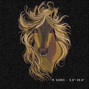 Könnte beinhalten: Gesticktes Pferdekopf-Design mit fließender Mähne in Braun-, Gold- und Olivgrüntönen. Das Bild ist vor einem schwarzen Hintergrund. Der Text unten lautet "9 GRÖSSEN 9,6 cm-30 cm".