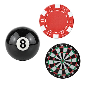 Könnte beinhalten: Eine schwarze Kugel mit der Zahl 8, ein roter Casino-Chip und eine Dartscheibe werden vor weißem Hintergrund gezeigt. Die Kugel hat die weiße Zahl acht. Der Chip ist rot mit weißen Akzenten. Die Dartscheibe hat schwarze, weiße und grüne Bereiche.