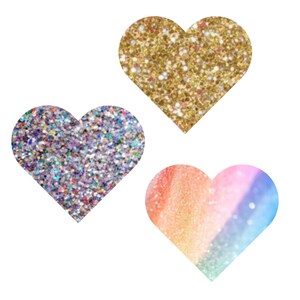 Puede incluir: Tres diseños en forma de corazón sobre un fondo blanco. Uno es purpurina dorada, otro es una mezcla de purpurina plateada y colorida, y el tercero tiene un efecto acuarela con tonos de naranja, rosa y azul.