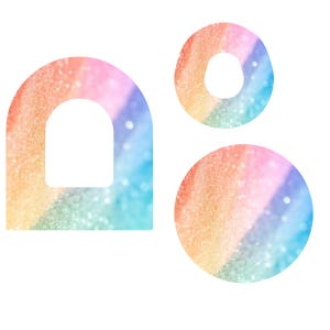 Puede incluir: Tres formas brillantes de colores del arcoíris sobre un fondo blanco. Las formas incluyen un arco, un círculo y una forma de rosquilla. Los colores se mezclan del rosa al naranja, amarillo, verde y azul, con un efecto brillante.