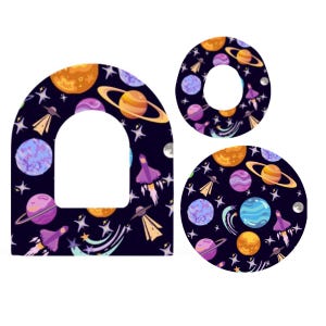 Może przedstawiać: Trzy wycięcia o tematyce kosmicznej z ciemnoniebieskim tłem. Projekty przedstawiają planety, rakiety, gwiazdy i UFO w odcieniach pomarańczu, fioletu i niebieskiego. Jedno wycięcie to zaokrąglony prostokąt, a pozostałe dwa to koła.