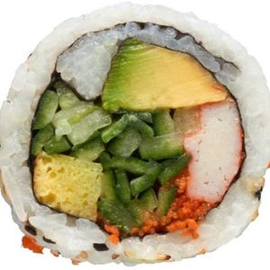 Puede incluir: Primer plano de un rollo de sushi. Contiene arroz blanco, algas marinas y varios rellenos: aguacate, pepino, cangrejo y huevas de pescado naranja. El sushi presenta una vibrante mezcla de colores y texturas.
