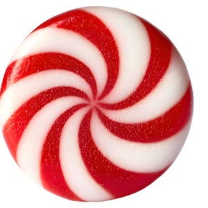 Może przedstawiać: Zbliżenie czerwono-białego cukierka miętowego. Cukierki mają spiralny wzór z naprzemiennymi czerwonymi i białymi paskami. Cukierki są okrągłe i mają błyszczące wykończenie. Obraz jest na białym tle.
