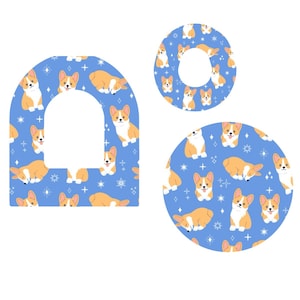 Może przedstawiać: Niebieskie kształty dekoracyjne z powtarzającym się wzorem pomarańczowych i białych psów corgi. Kształty obejmują łuk, okrąg z otworem i pełne koło. Rozrzucone są białe gwiazdy i krzyże.