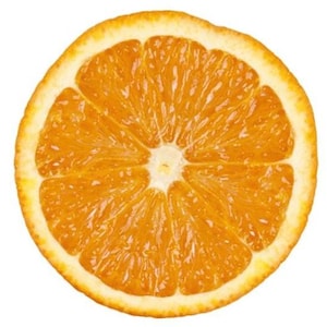 Puede incluir: Una rodaja de naranja cortada, mostrando los jugosos gajos y el centro blanco. La cáscara es de color naranja brillante con una superficie texturizada. El interior es de un color naranja intenso, con un corazón blanco.