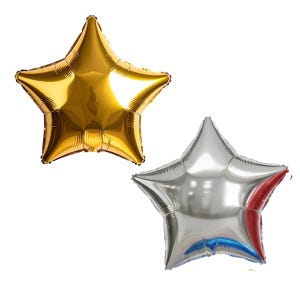 Puede incluir: Dos globos de aluminio con forma de estrella, uno con acabado dorado metálico y otro con acabado plateado metálico. Ambos globos presentan un diseño clásico de estrella de cinco puntas con superficies lisas y reflectantes y costuras visibles.