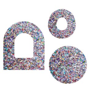 Puede incluir: Tres formas brillantes para nail art: un rectángulo redondeado con un recorte, un círculo y un anillo. Las formas están cubiertas de purpurina iridiscente, que refleja múltiples colores sobre un fondo blanco. Suministros para nail art.