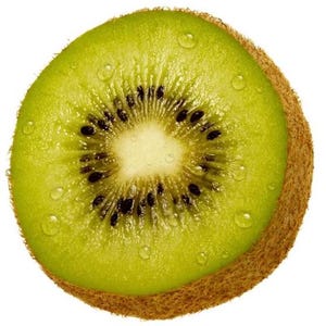 Puede incluir: Primer plano de una rodaja de kiwi, que muestra su vibrante pulpa verde y sus diminutas semillas negras. La fruta está cubierta de pequeñas gotas de agua, y la piel exterior es marrón y difusa. El kiwi está sobre un fondo blanco.