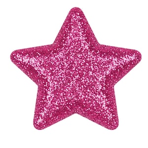 Puede incluir: Una estrella rosa brillante de cinco puntas cubierta de purpurina. La estrella es de un color fucsia vibrante y tiene una superficie texturizada y brillante. La estrella está aislada sobre un fondo blanco.