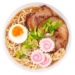 Puede incluir: Un cuenco de ramen con fideos, caldo, cerdo en rodajas, un huevo pasado por agua, cebolletas y pasteles de pescado rosas y blancos en forma de espiral. El plato se presenta en un cuenco blanco.