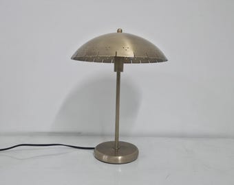 Lámpara de mesa moderna de latón en bruto con forma de hongo, lámpara de escritorio moderna de mediados de siglo con borde festoneado plateado, minimalista.