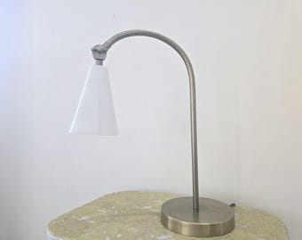 Lámpara de mesa artesanal de latón natural y blanco – Lámpara rústica de mesita de noche – Lámpara de escritorio