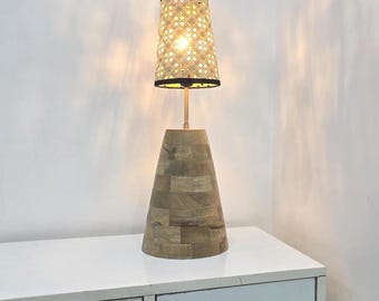 Lámpara de mesa hecha a mano con pantalla de madera y tela – Lámpara de noche rústica