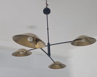 Luminária pendente curva em metal, lustre em latão bruto, luminária de latão moderna de meados do século XX
