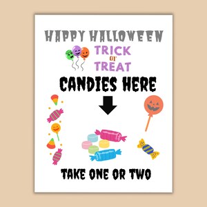Puede incluir: Un letrero con tem&aacute;tica de Halloween con el texto "Happy Halloween Trick or Treat Candies Here Take One or Two." El letrero presenta ilustraciones de caramelos coloridos y globos.