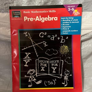 Puede incluir: Un libro de trabajo de Pre-Álgebra rojo y negro para los grados 5-6. La portada presenta el texto "Pre-Álgebra" y "Habilidades matemáticas básicas". El libro incluye ecuaciones matemáticas e ilustraciones.