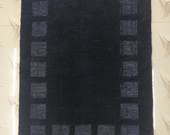 Alfombra de lana azul medianoche hecha a mano - Borde geométrico minimalista