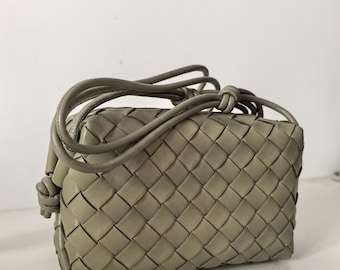 Bolso bandolera de piel de oveja tejida: bolso de hombro para mujer hecho a mano en color verde travertino con dije personalizable.